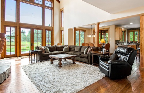 Cle Elum Cabin | Golf-course-view cabin with hot tub, firepit, & grill - near hiking/biking