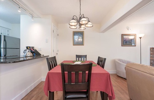 West Hartford Condo | Golf Views! & Patio Dining - Windsor Village 3A
