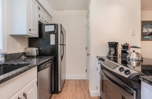 West Hartford Condo | Golf Views! & Patio Dining - Windsor Village 3A