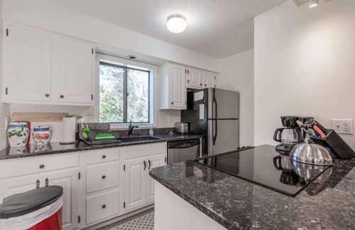 West Hartford Condo | Golf Views! & Patio Dining - Windsor Village 3A