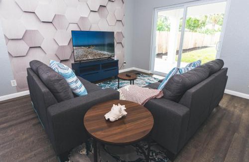 Jupiter House | Golfers Paradise 4-hole PUTT-PUTT, Mega Chess with huge backyard, hammock