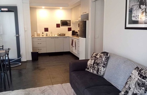 Rosebud House | Golfside Getaway by Ready Set Stay - Neat bungalow,WIFI,linen & towels included
