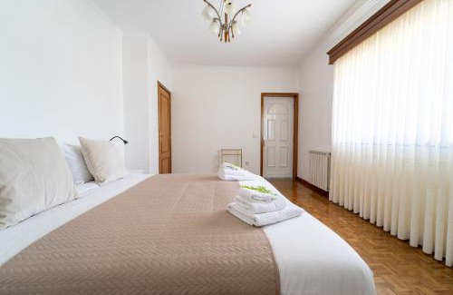 Guimaraes House | Gondomar Guimarães - Moradia V3 com piscina natural by House and People