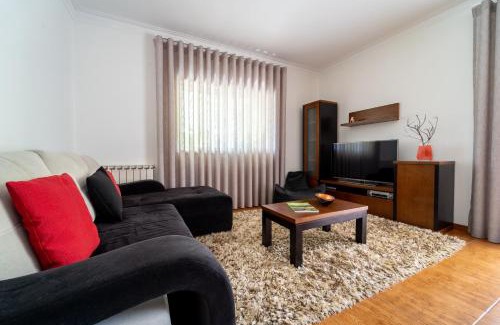 Guimaraes House | Gondomar Guimarães - Moradia V3 com piscina natural by House and People