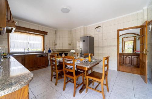 Guimaraes House | Gondomar Guimarães - Moradia V3 com piscina natural by House and People