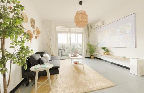 Weiyang Apartment | Gongxi Home Plus ,beside metro station, 3 stop to bell tower, 6stop to xi'an bei station, 2 100 inch projection free trial service