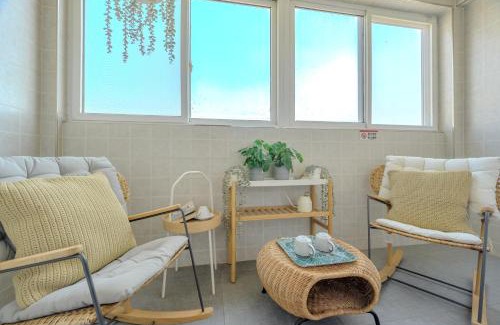 Weiyang Apartment | Gongxi Home Plus ,beside metro station, 3 stop to bell tower, 6stop to xi'an bei station, 2 100 inch projection free trial service