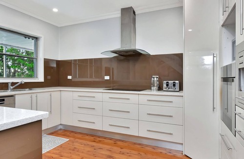 Booragul House | Good Vibes Bayside - Lake Foreshore with Private Pool