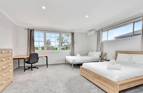 Booragul House | Good Vibes Bayside - Lake Foreshore with Private Pool