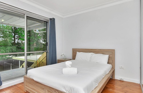 Booragul House | Good Vibes Bayside - Lake Foreshore with Private Pool