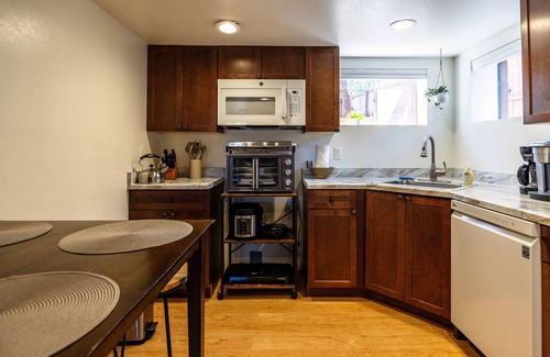 Sedona Apartment | Good Vibes, Full Kitchen, Ground Level Studio