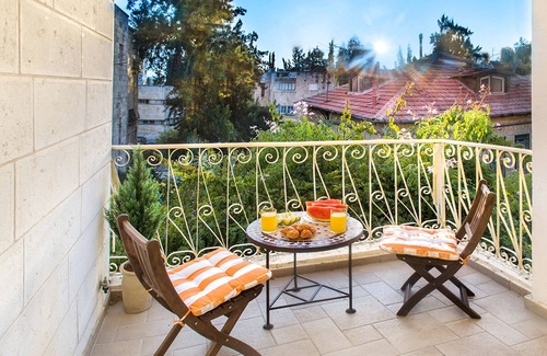 Emek Refaim Apartment | GORGEOUS 2 BEDROOM IN THE BEST LOCATION EVER! Shelter in the building