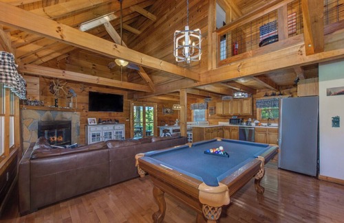 Gatlinburg - Pigeon Forge Cabin | Gorgeous 3BD Lodge! HOT TUB- Firepit- GAME CAVE