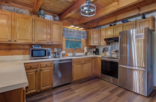 Gatlinburg - Pigeon Forge Cabin | Gorgeous 3BD Lodge! HOT TUB- Firepit- GAME CAVE