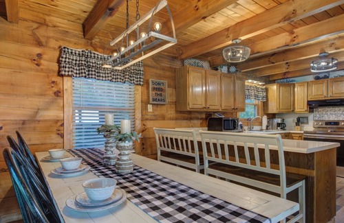 Gatlinburg - Pigeon Forge Cabin | Gorgeous 3BD Lodge! HOT TUB- Firepit- GAME CAVE