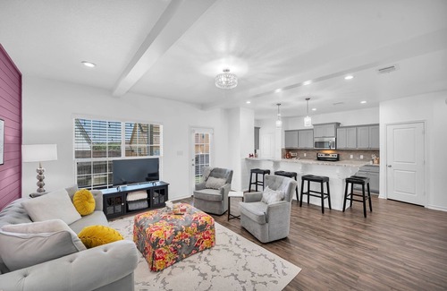 Wellborn House | Gorgeous! 4/4.5 Townhome in Aggieland - The Revelry