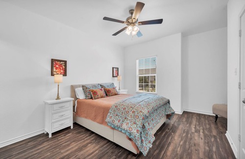 Wellborn House | Gorgeous! 4/4.5 Townhome in Aggieland - The Revelry