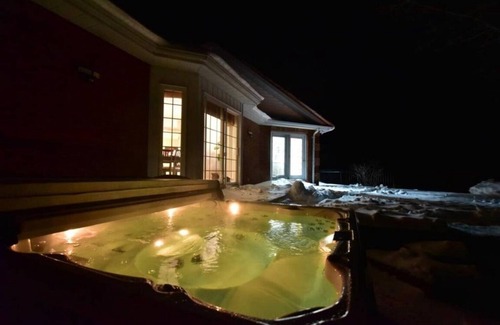 Central Frontenac House | Gorgeous 4BR Cottage~ Sharbot Lake~ Pool~ Hot Tub