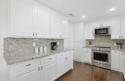 Denton House | Gorgeous 4BR Home with Huge Yard, Pool