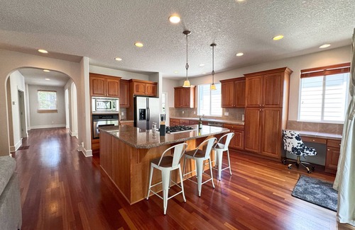 Bethany House | Gorgeous 5 Bedroom Home w/King beds, 2 Gig ultra fast internet!