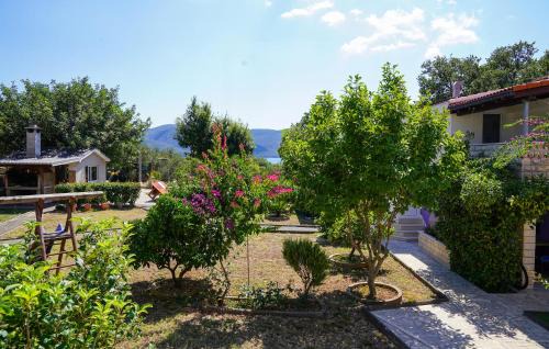 Cove Tri Zala (Zrnovo) Apartment | Gorgeous Apartment In Viganj With Lake View