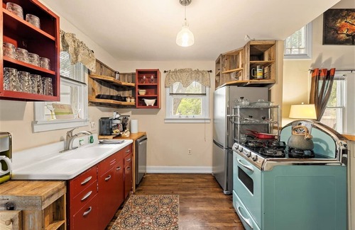 Clarksville Cottage | Gorgeous Cottage Top Location LGBT Friendly Great Location 5 Minutes to Downtown