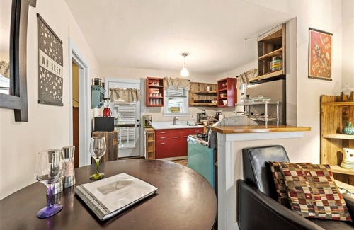 Clarksville Cottage | Gorgeous Cottage Top Location LGBT Friendly Great Location 5 Minutes to Downtown