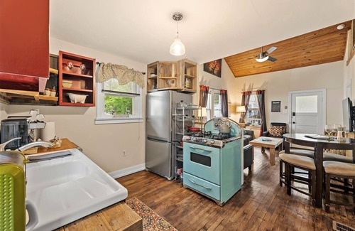 Clarksville Cottage | Gorgeous Cottage Top Location LGBT Friendly Great Location 5 Minutes to Downtown