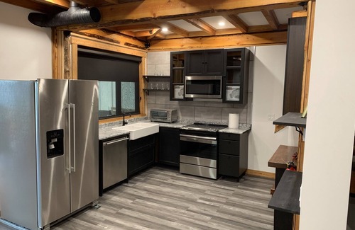 Okanagan-Similkameen House | Gorgeous Custom Post & Beam Carriage House with Pool and Swim Spa