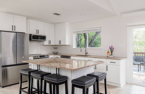 Austin House | Gorgeous Deck, Stunning Views - Treetop Vista by Portoro