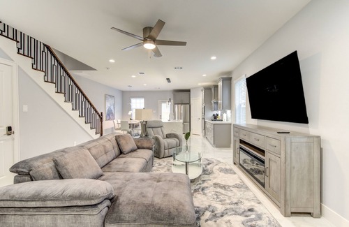 Spring Branch House | Gorgeous Family-sized Townhouse close to downtown!