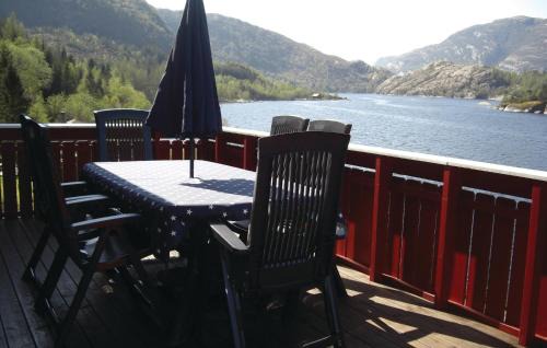 Gulen House | Gorgeous Home In Dalsøyra With Kitchen