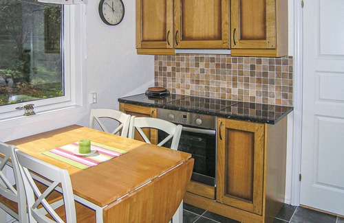 Gulen House | Gorgeous home in Dalsøyra with kitchen