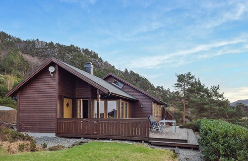 Gulen Municipality House | Gorgeous home in Eivindvik with WiFi