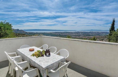 Klis House | Gorgeous home in Klis with WiFi