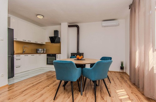 Benkovac House | Gorgeous home in Popovici with WiFi