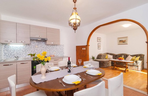 Pucisca House | Gorgeous home in Pucisca with WiFi