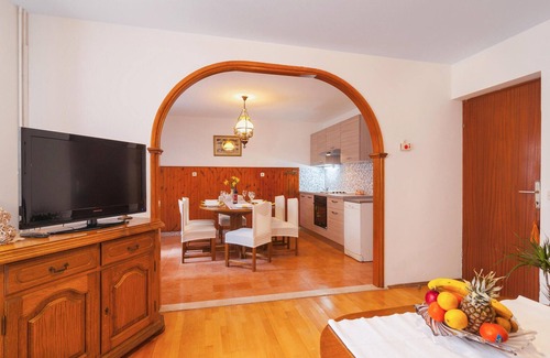 Pucisca House | Gorgeous home in Pucisca with WiFi