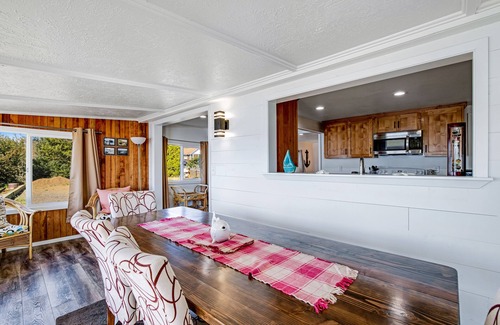 Garibaldi House | Gorgeous home overlooking the bay near a boat launch - dog-friendly
