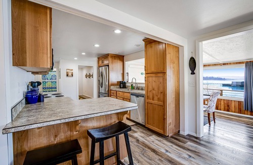 Garibaldi House | Gorgeous home overlooking the bay near a boat launch - dog-friendly