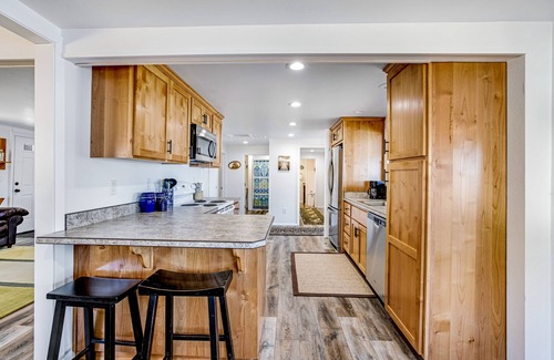Garibaldi House | Gorgeous home overlooking the bay near a boat launch - dog-friendly