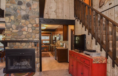 Red River Cabin | GORGEOUS Home with Mtn Views/Perfect For Families & Groups/Wrap Porch/ATV Pking