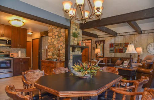 Red River Cabin | GORGEOUS Home with Mtn Views/Perfect For Families & Groups/Wrap Porch/ATV Pking