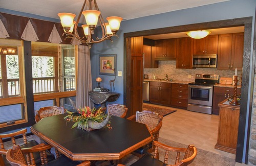 Red River Cabin | GORGEOUS Home with Mtn Views/Perfect For Families & Groups/Wrap Porch/ATV Pking