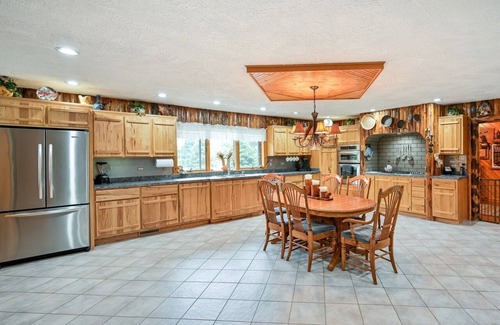 Mokena House | Gorgeous Log Home in Chicagoland!