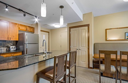 Cougar Creek Apartment | 🌍 Gorgeous Mountain View Condo with 2 Hot Tubs