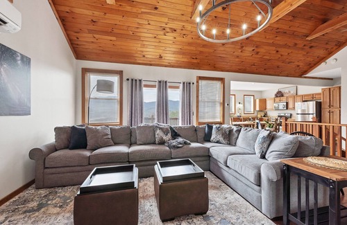 Townsend Cabin | Gorgeous Mtn. View♥Sleeps 13♥Game Room♥Seasonal Swimming♥2 King ensuite Masters