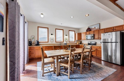 Townsend Cabin | Gorgeous Mtn. View♥Sleeps 13♥Game Room♥Seasonal Swimming♥2 King ensuite Masters