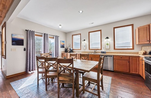Townsend Cabin | Gorgeous Mtn. View♥Sleeps 13♥Game Room♥Seasonal Swimming♥2 King ensuite Masters