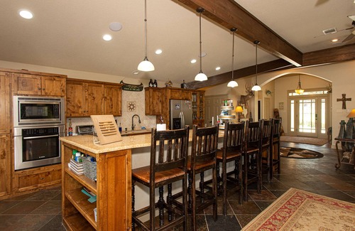 Enchanted Oaks House | Gorgeous Resort-style Retreat on Cedar Creek Lake